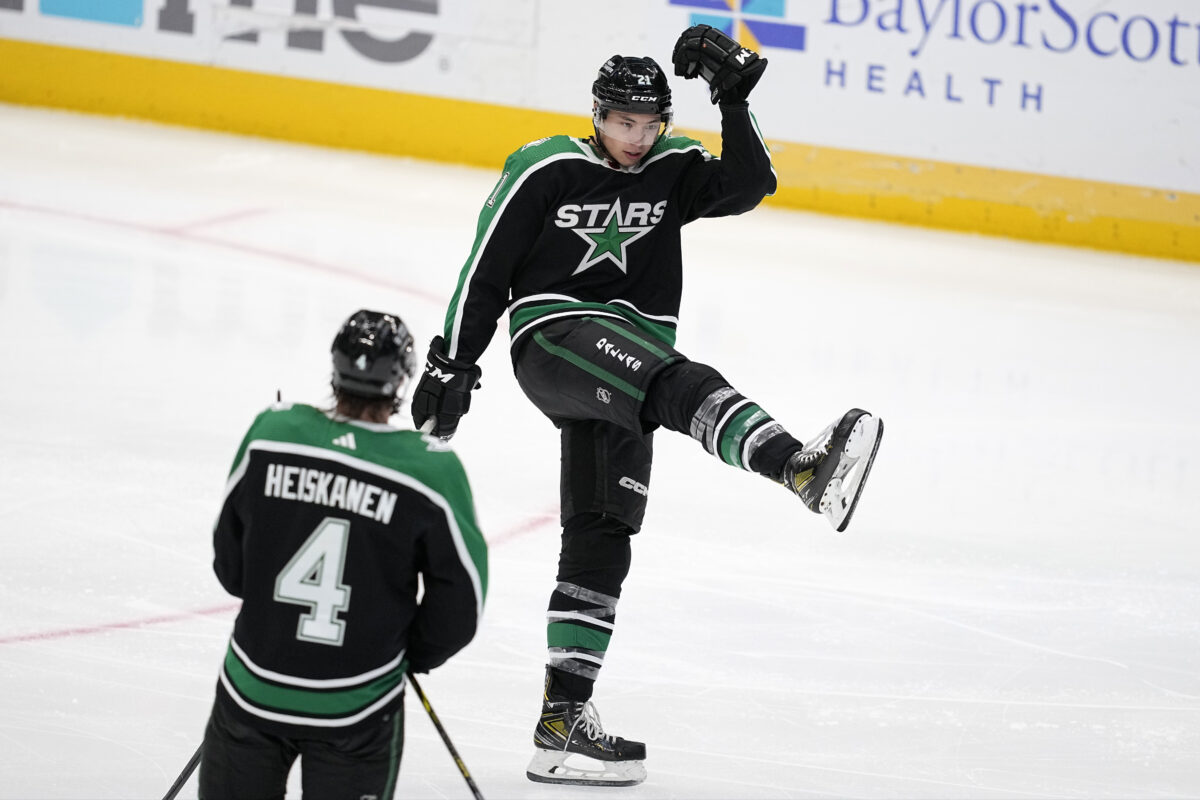 Stars’ Robertson Has Hat Trick, Extends Points Streak To 17