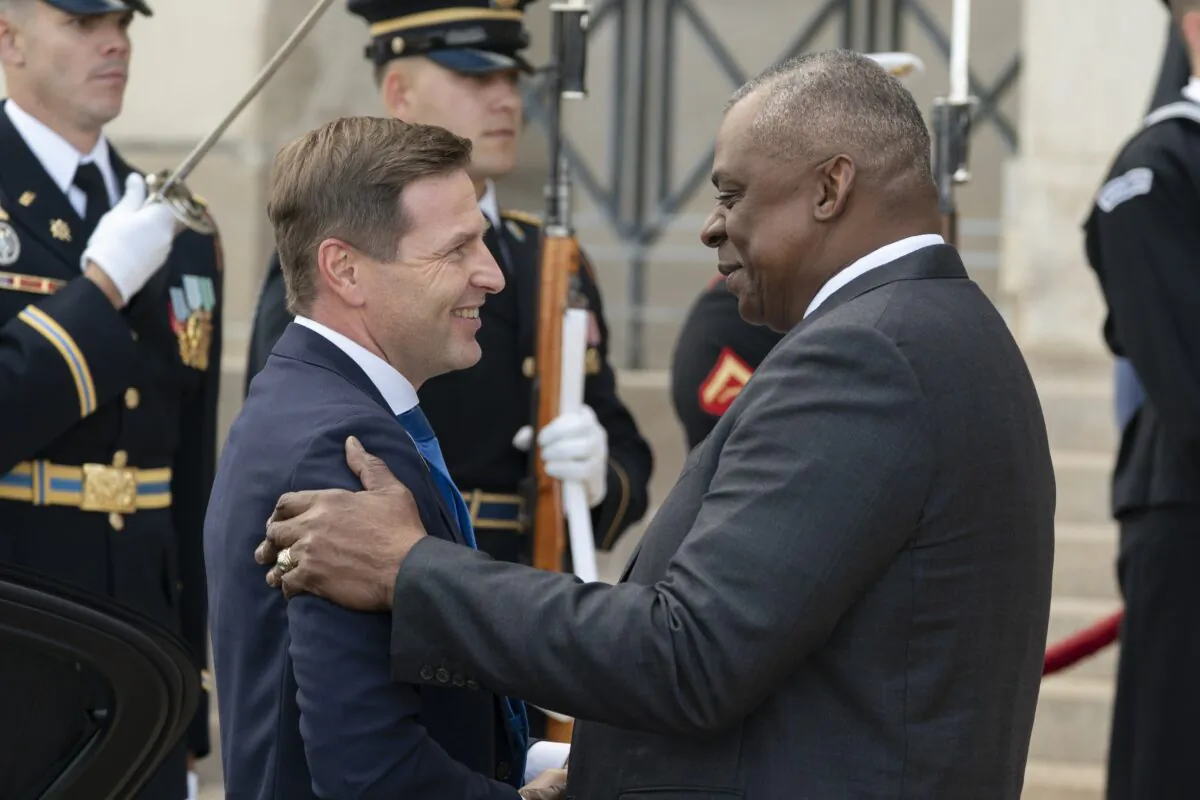 Estonia's Defense Minister Hanno Pevkur (L) is greeted by Secretary of Defense Lloyd Austin during an honor cordon ceremony, upon his arrival at the Pentagon, in Washington, on Oct. 18, 2022. (Alex Brandon/AP Photo)