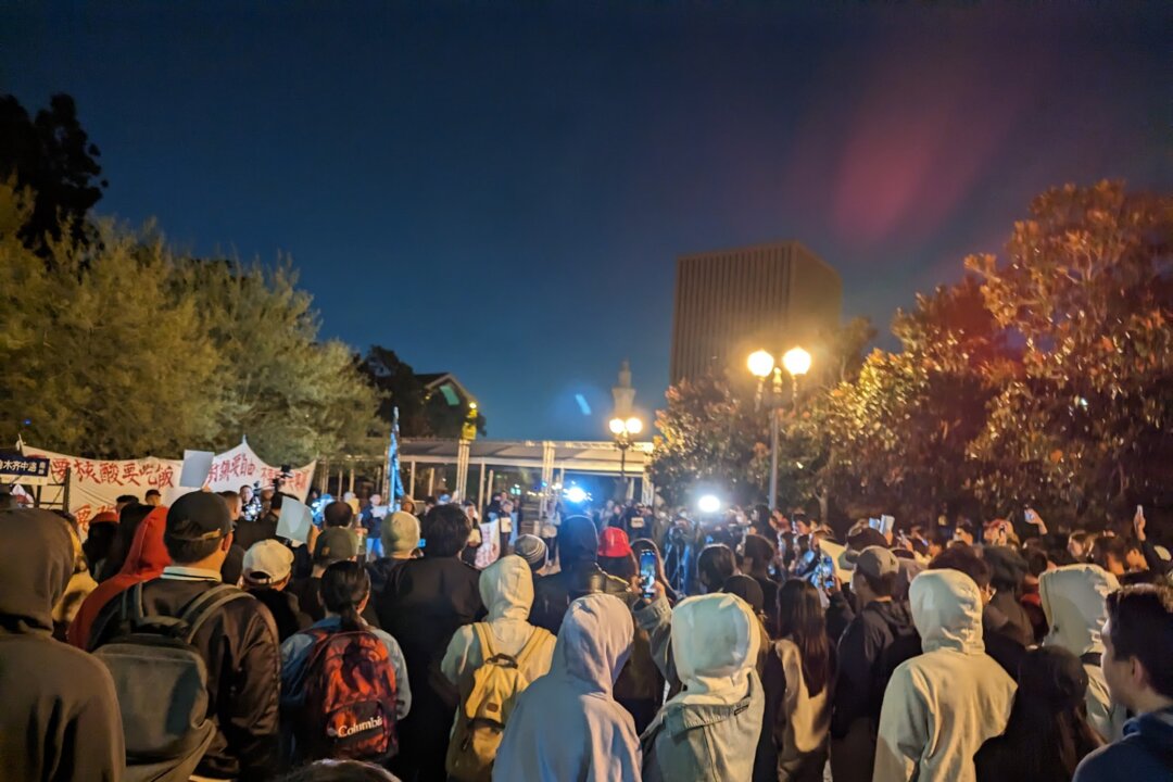 Near 500 Chinese students at the University of Southern California gather in support of demonstrations in China calling for an end to COVID-19 lockdowns in Los Angeles on Nov. 29, 2022. (Emma Hsu/The Epoch Times)