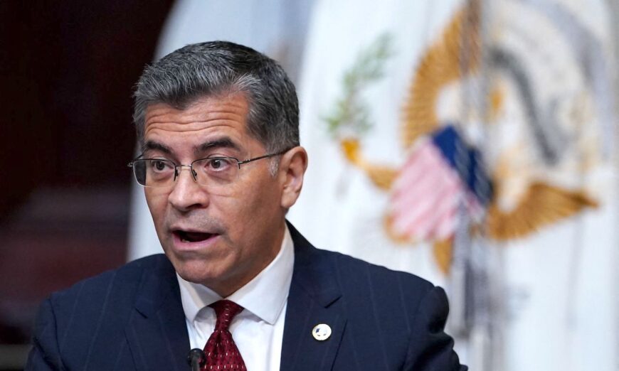 2022 年 8 月 3 日,卫生与公共服务部部长 Xavier Becerra 在华盛顿白宫旁边的艾森豪威尔行政办公大楼。(Mandel Ngan/法新社来自 Getty Images)