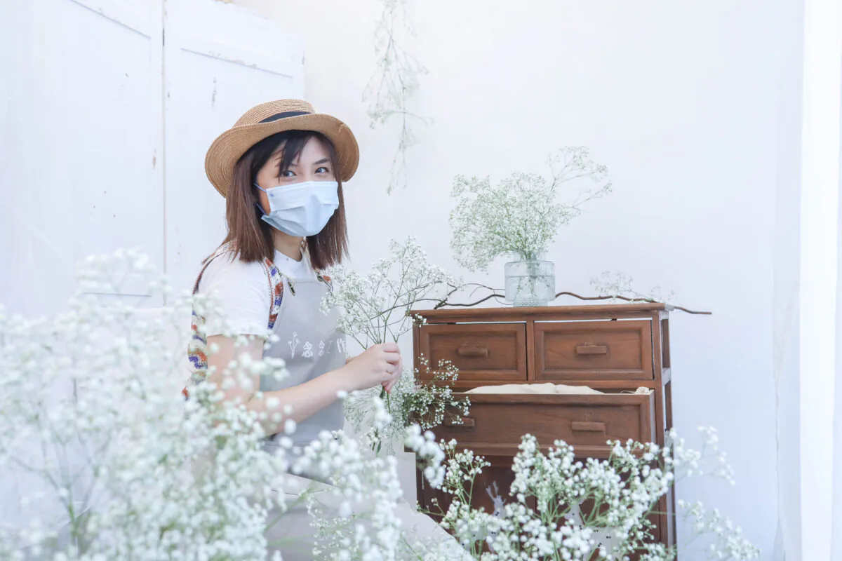 Floral artist Vivian Mak, former Human Resources manager and corporate trainer, is showing her floral arrangement in Hong Kong on Aug. 31, 2022. (Courtesy of Vivian Mak)