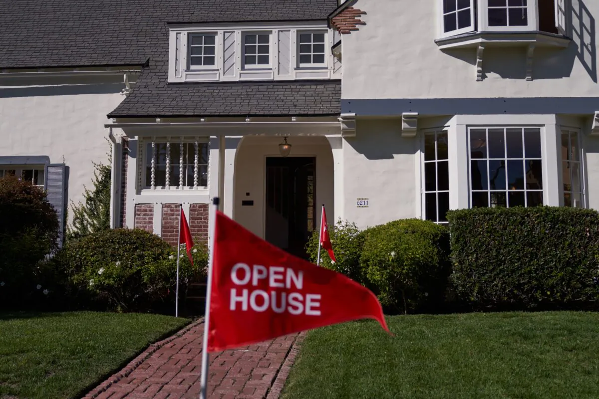 An 'Open House' flag outside a single family home in Los Angeles, Calif., on Sept. 22, 2022. (Allison Dinner/Getty Images)