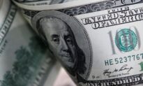 Dollar Rises Ahead of Fed, but Set for 4th Monthly Drop