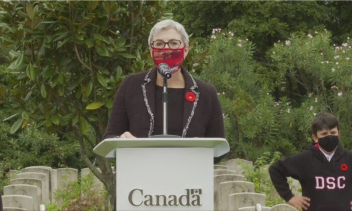 加拿大驻港澳总领事贝灵顿（左）在仪式上致辞。 她指出，保卫香港不仅是香港的历史，也是加拿大的历史。  2022年12月4日（加拿大驻港澳总领事馆脸书直播截图）