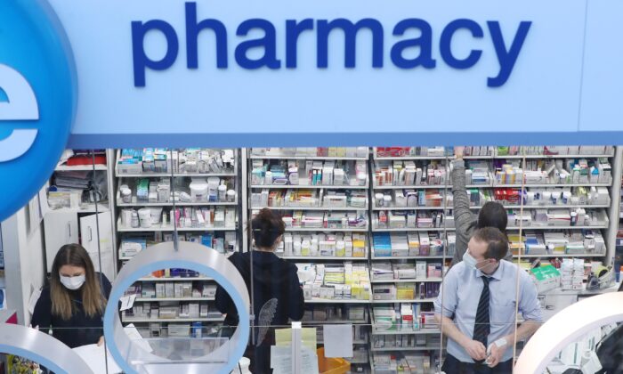 2020 年 3 月 19 日在 Life Pharmacy 工作的药剂师。（Niall Carson/PA Media）
