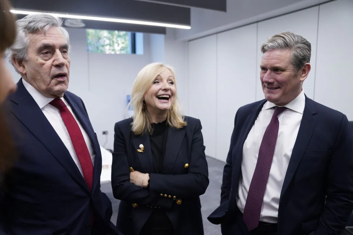 Sir Keir Starmer (R) pictured with former Prime Minister Gordon Brown and the Mayor of West Yorkshire, Tracy Brabin, at the University of Leeds in England on Dec. 5, 2022. (PA)