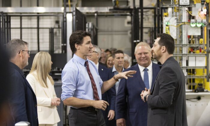 2022 年 12 月 5 日，贾斯汀·特鲁多总理和道格·福特总理参观位于安大略省英格索尔的通用汽车 CAMI 装配厂。（加通社/Nicole Osborne）
