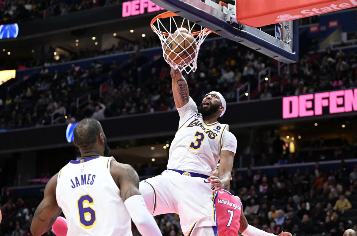 Anthony Davis (3) of the Los Angeles Lakers dunks the ball in the fourth quarter of the game against the Washington Wizards at Capital One Arena in Washington, DC, on Dec. 4, 2022. (Greg Fiume/Getty Images)