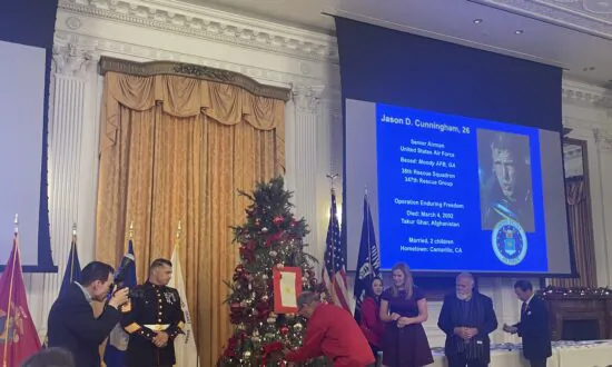 Nixon Library Honors Military Heroes in Annual Decorating of Christmas Tree Ceremony