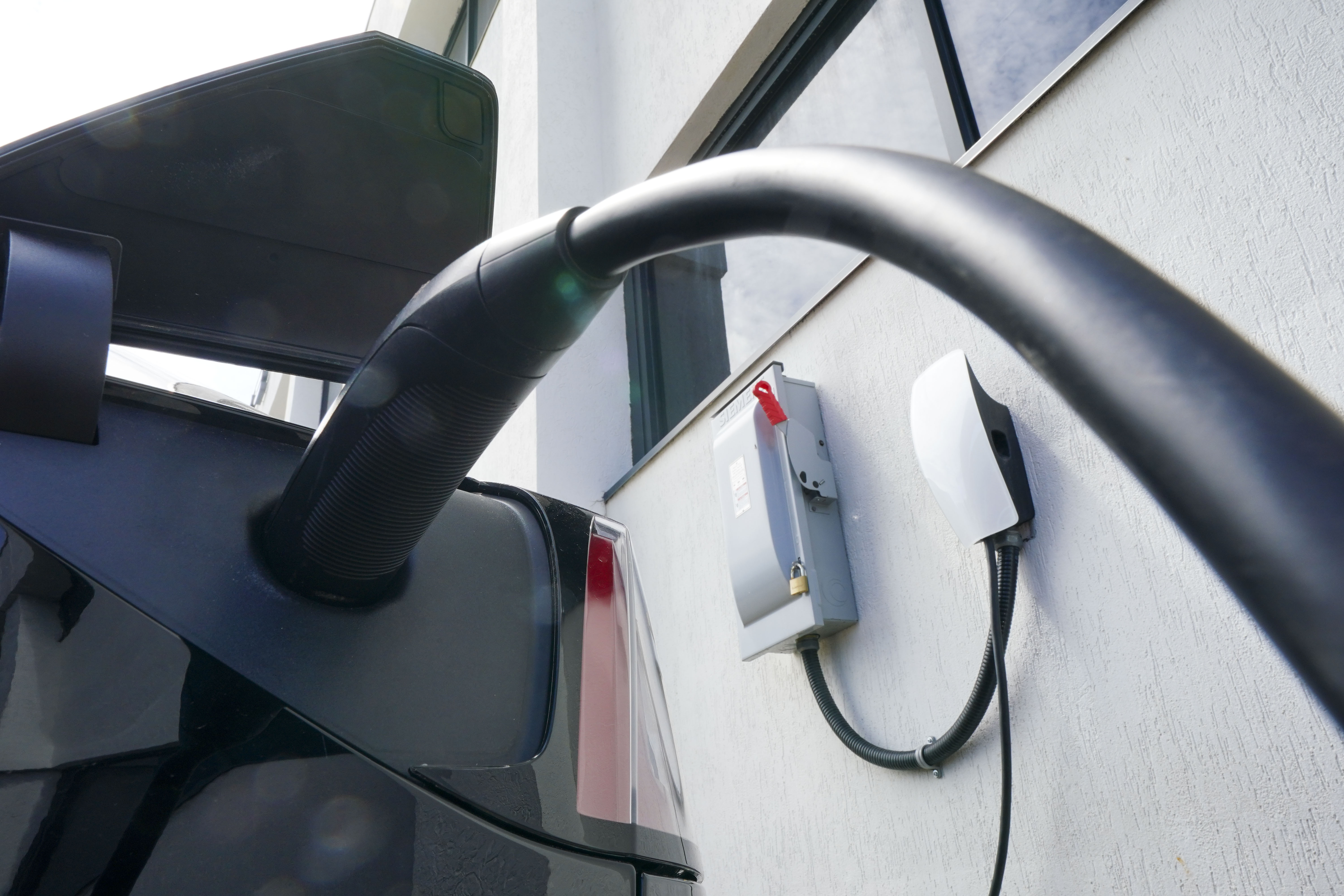Canada Moves to Mandate 60 Percent Electric Vehicle Sales by 2030 - Vimarsana News