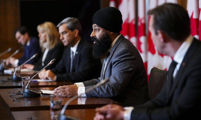 2022 年 12 月 6 日，国会保守党议员 Jasraj Singh Hallan（右二）与保守党国会议员一起参加新闻发布会，以回应审计长的报告。（Sean Kilpatrick/加拿大新闻社）