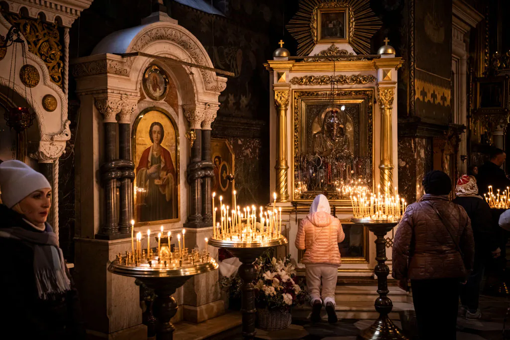 Worshippers pray and light candles in St. Volodymyr's Cathedral, the Ukrainian Orthodox Church of the Kyiv Patriarchate, in Kyiv, Ukraine, on Nov. 6, 2022, (Ed Ram/Getty Images)