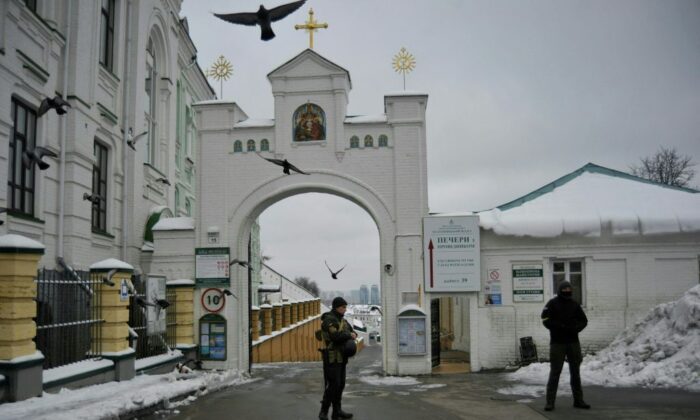 2022 年 11 月 22 日，乌克兰安全局 (SBU) 的军人站在基辅佩乔尔斯克修道院的入口前，（Sergei Chuzavkov/AFP via Getty Images）