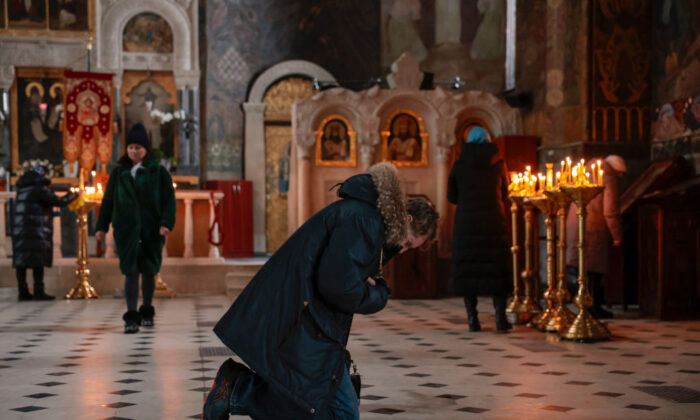 2022 年 12 月 4 日，公众在乌克兰基辅的基辅佩乔尔斯克修道院祈祷。（Jeff J. Mitchell/Getty Images）