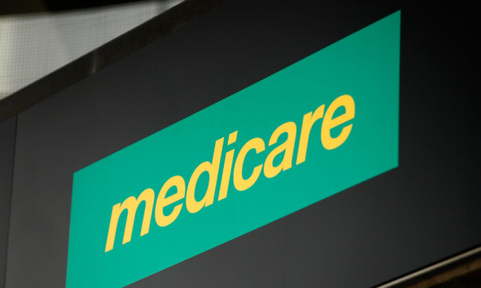 2016 年 5 月 23 日，澳大利亚悉尼出现了 Medicare 标志。（Brendon Thorne/Getty Images）