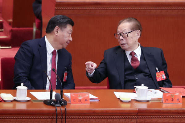 Čínský prezident Si Ťin-pching (vlevo) hovoří s bývalým prezidentem Ťiang Ce-minem (vpravo) během ukončení 19. sjezdu komunistické strany v Pekingu 24. října 2017. (Lintao Zhang / Getty Images)
