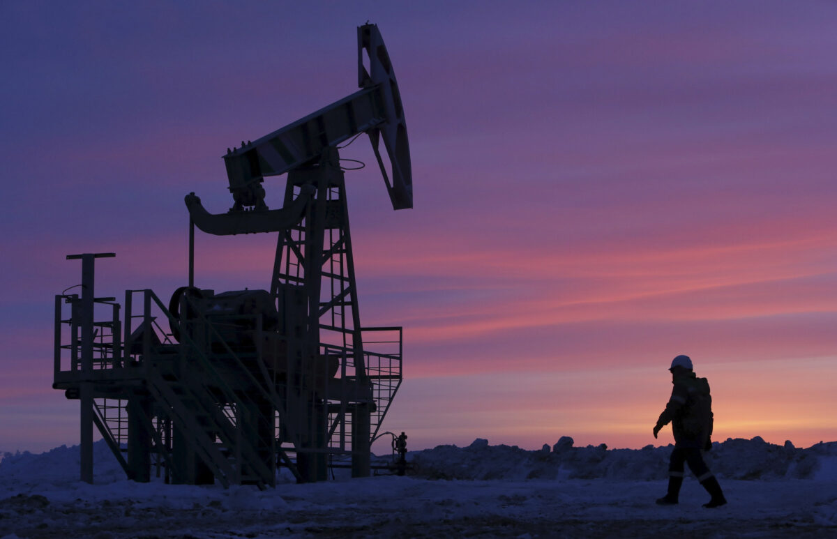 NextImg:Oil Gains as Russian Output Cuts Offset Rising US Inventories