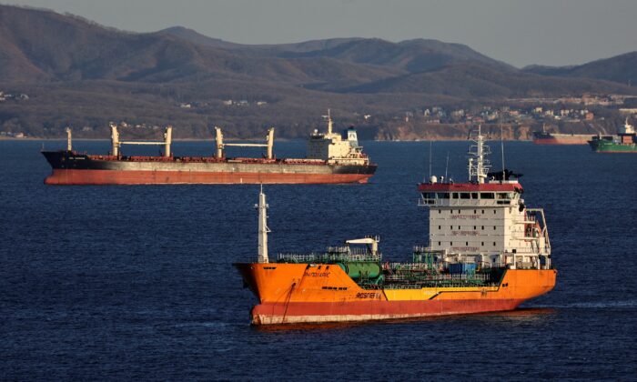 2022 年 12 月 4 日，原油油轮 RN Polaris 和一艘散货船在俄罗斯港口城市纳霍德卡附近的纳霍德卡湾航行。（Tatiana Meel/路透社）