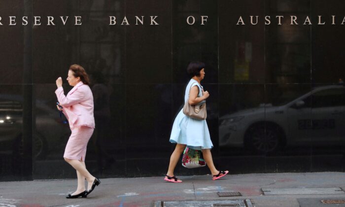 2018 年 2 月 6 日，两名妇女走在澳大利亚悉尼市中心的澳大利亚储备银行总部旁边。（Daniel Munoz/路透社）