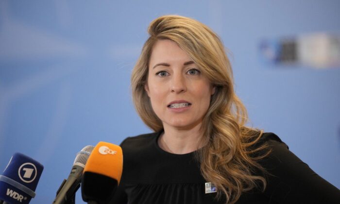 2022 年 11 月 29 日，加拿大外交部长梅拉尼·乔利 (Mélanie Joly) 抵达罗马尼亚布加勒斯特，参加北约外交部长会议的第一天。（加拿大新闻社/AP-Andreea Alexandru）
