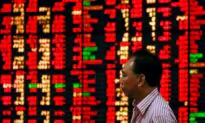 Stocks Slip, Dollar up as Data Challenges Fed Pause Hopes