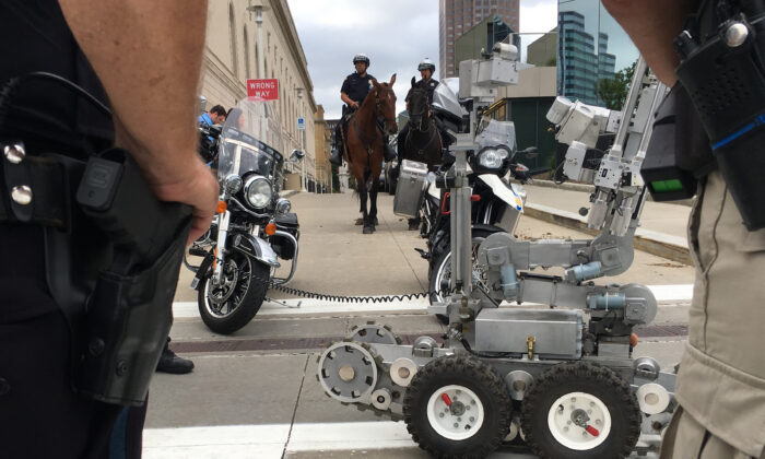 2016 年 7 月 14 日，俄亥俄州克利夫兰，警察展示了他们的一些安全资产，包括遥控机器人、骑马警察和炸弹嗅探犬。（Michael Mathes/法新社来自 Getty Images）