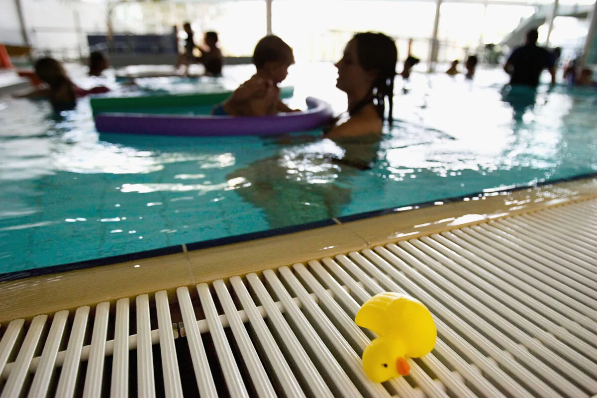 Toddlers explore the water with their parents during a swimming class for babies in Sydney, Australia, on March 16, 2007. (Ian Waldie/Getty Images)