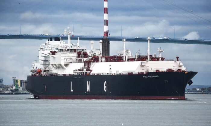 LNG（液化天然气）油轮 Flex Volunteer，在马绍尔群岛的旗帜下航行，在卢瓦尔河口的圣纳泽尔大桥附近巡航，离开圣纳泽尔附近的布列塔尼蒙图瓦液化天然气码头码头- 2022 年 4 月 12 日，法国西部纳泽尔。（Sebastien Salom-Gomis/AFP 来自 Getty Images）