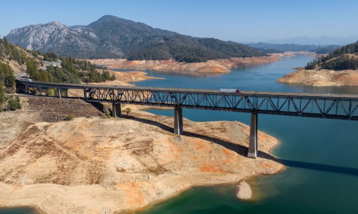 2022 年 10 月 16 日，坑河大桥横跨加利福尼亚州莱克黑德沙斯塔湖的干涸部分。（Josh Edelson/AFP via Getty Images）