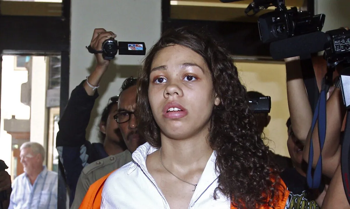 Heather Mack (C) is mobbed by reporters as she arrives in the courtroom for her sentencing hearing at a district court in Denpasar, Bali, Indonesia, on April 21, 2015. (Firdia Lisnawati/AP Photo)