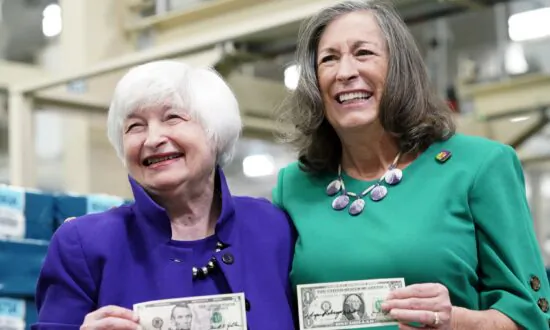 Yellen, Malerba Become First Female Pair to Sign US Currency