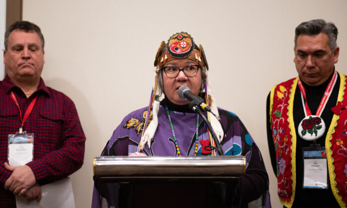 2022 年 12 月 8 日在渥太华举行的原住民特别酋长大会期间，原住民大会全国酋长罗斯安妮·阿奇博尔德 (RoseAnne Archibald) 在关于新不伦瑞克原住民的新闻发布会上发表讲话。（加拿大新闻社/Spencer Colby）