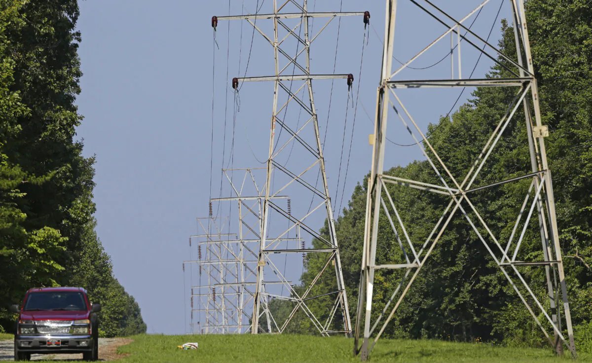 Law enforcement officers and the FBI are investigating attacks on the Oregon power grid. File photo taken near Hillsborough, N.C., on Aug. 14, 2018. (Gerry Broome/AP Photo)