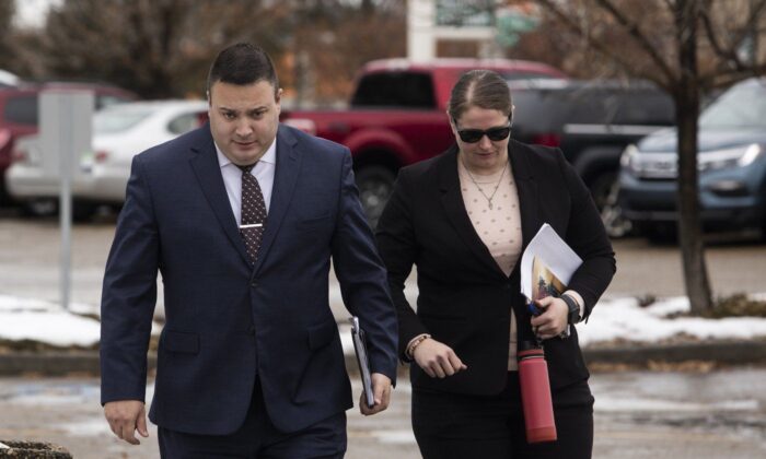 下士 Randy Stenger（左）和 Const。 杰西卡·布朗 (Jessica Brown) 将于 2022 年 11 月 25 日在埃德蒙顿返回法庭，继续陪审团审判，罪名是过失杀人罪和严重殴打罪。（加通社/Amber Bracken）

