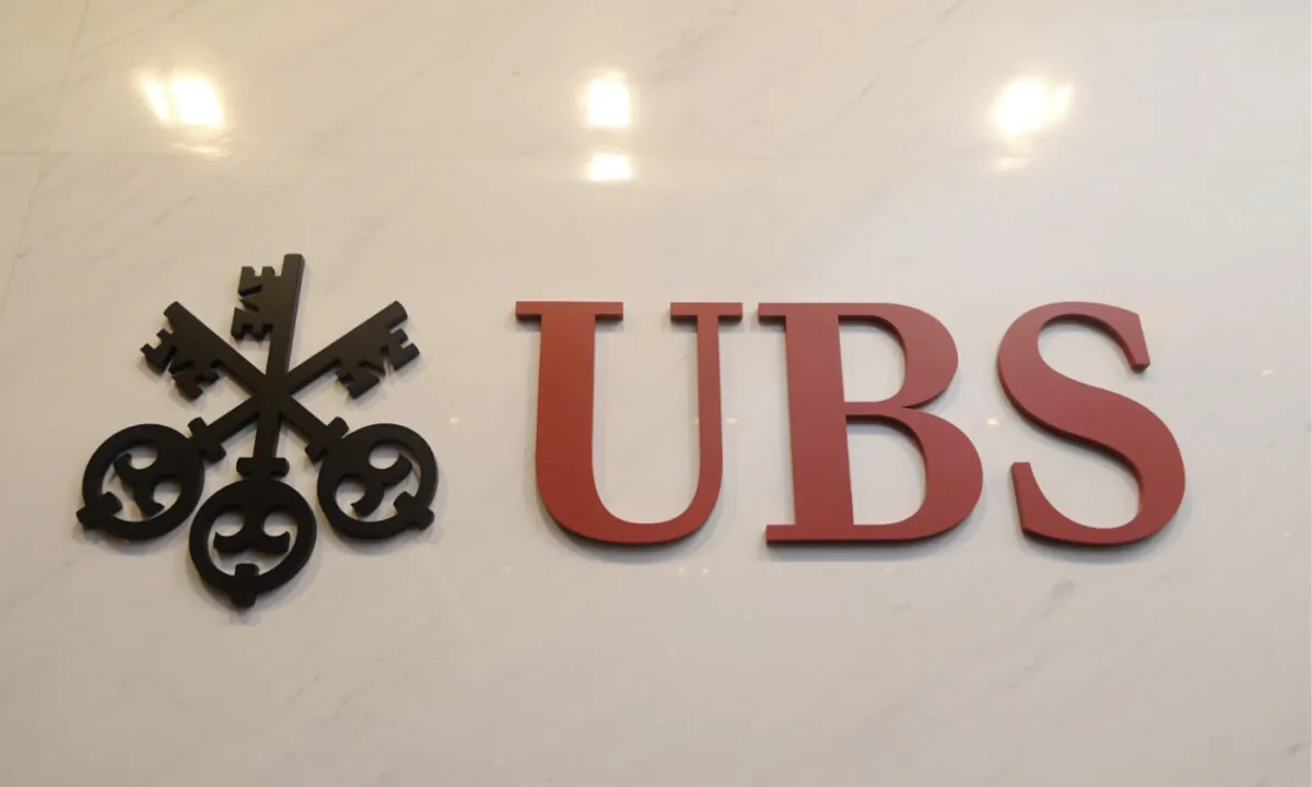 The logo of Swiss bank UBS at a branch office in Hong Kong. (Sung Pi-Lung/The Epoch Times)