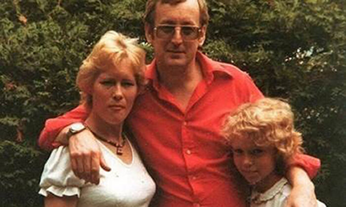 罗素·考斯利 (Russell Causley) 与他的妻子卡罗尔（他于 1985 年被判谋杀）和女儿萨曼莎在英格兰多塞特郡伯恩茅斯的家中，照片未注明日期。  （家庭/私人助理）