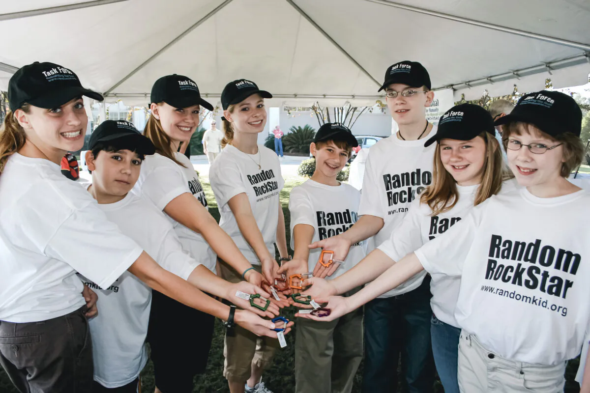 Young philanthropists show off
the keychain they designed to raise money
for people in need of safe housing. (Courtesy of Dana Mitzner Leman and Talia Leman)