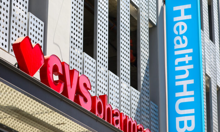 2022 年 8 月 8 日，洛杉矶 CV​​S HealthHUB 地点的 CVS 标志。（Mario Tama/Getty Images）