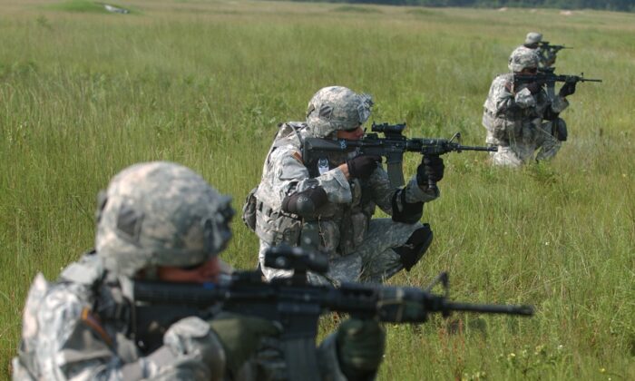2007 年 9 月 5 日，美国陆军第 3 步兵师第 4 旅战斗队的成员在今秋部署到伊拉克之前在佐治亚州斯图尔特堡进行实弹射击演习。 (Stephen Morton/Getty Images)