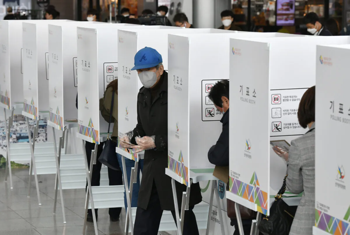 A South Korean man casts a ballot during early voting at a polling station in Seoul on April 10, 2020, ahead of next week's parliamentary elections. (Jung Yeon-Je/AFP via Getty Images)