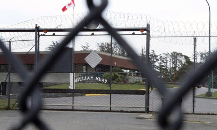 2008 年 2 月 27 日，William Head Institution 透过安全围栏展示在不列颠哥伦比亚省维多利亚市。（加拿大出版社/Adrian Lam）
