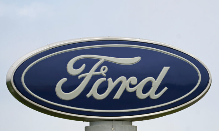 2021 年 7 月 27 日，北卡罗来纳州格雷厄姆的 Country Ford 标牌上的福特标志。（Gerry Broome/美联社照片）