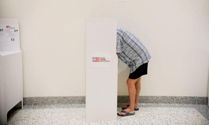 2020 年 10 月 5 日，一名选民在圣地亚哥的圣地亚哥县选民登记处投票。（Sandy Huffaker/法新社来自 Getty Images）