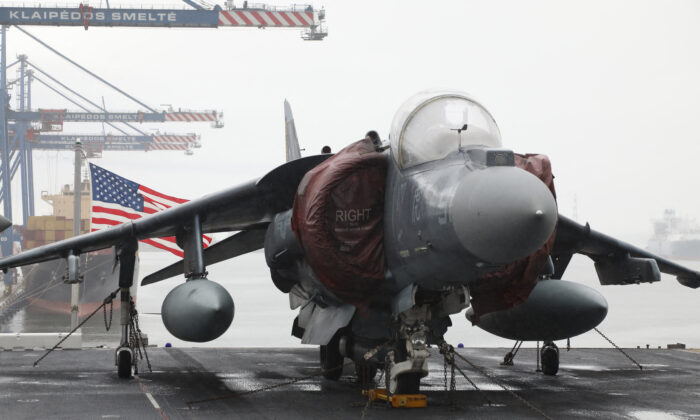 2022 年 8 月 22 日，在立陶宛克莱佩达海港，一架 AV-8B Harrier Jet 飞机停在美国海军黄蜂级两栖攻击舰 USS Kearsarge 的甲板上。（Petras Malukas/AFP via Getty Images）
