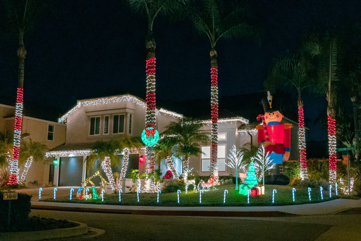 Residents decorate their homes with Christmas lights in Laguna Niguel, Calif., on Dec. 9, 2022. (Julianne Foster)