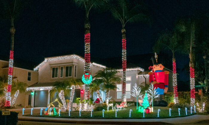 2022 年 12 月 9 日，加利福尼亚州拉古纳尼格尔的居民用圣诞灯装饰他们的家。（朱丽安·福斯特）