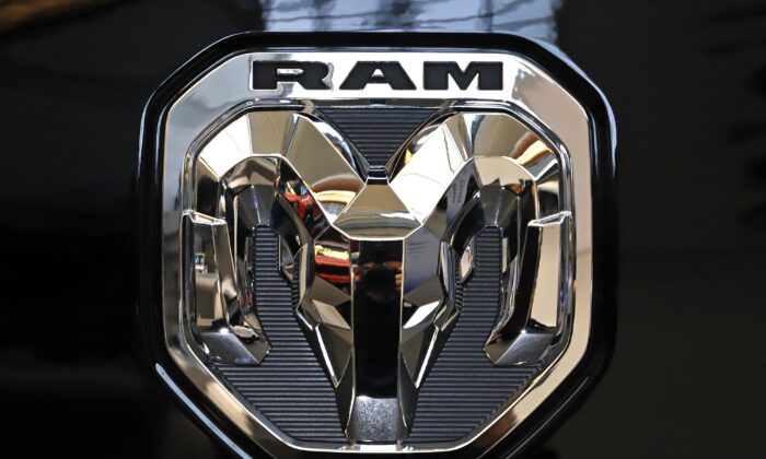 2020 年 2 月 13 日在匹兹堡举行的 2020 匹兹堡国际车展上展出的 2020 Ram 卡车标志。（Gene J. Puskar/美联社照片）