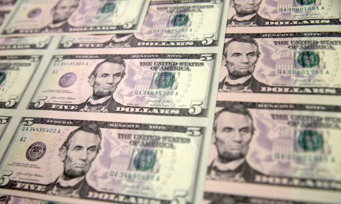 2022 年 12 月 8 日在得克萨斯州沃思堡举行的揭幕仪式上，第一张印有两位女性签名的美国钞票。（Shelby Tauber/路透社）