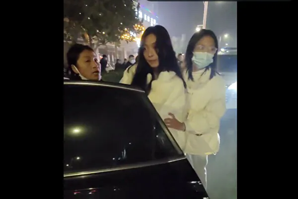 Ye Ting (middle) was released by police in an unmarked car on Dec. 8, 2022. (Screenshot via the Chinese language edition of The Epoch Times)