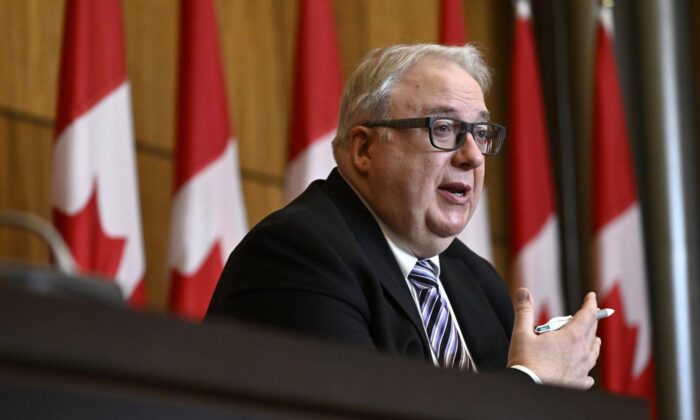 加拿大纳税人监察员 Francois Boileau 于 2022 年 12 月 13 日在渥太华发布了他的 2021-2022 年年度报告后在新闻发布会上发表讲话。（加新社/Justin Tang）
